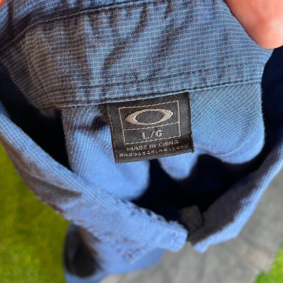 Y2K Oakley short sleeve button up shirt blue gray split color size large - Picture 2 of 5